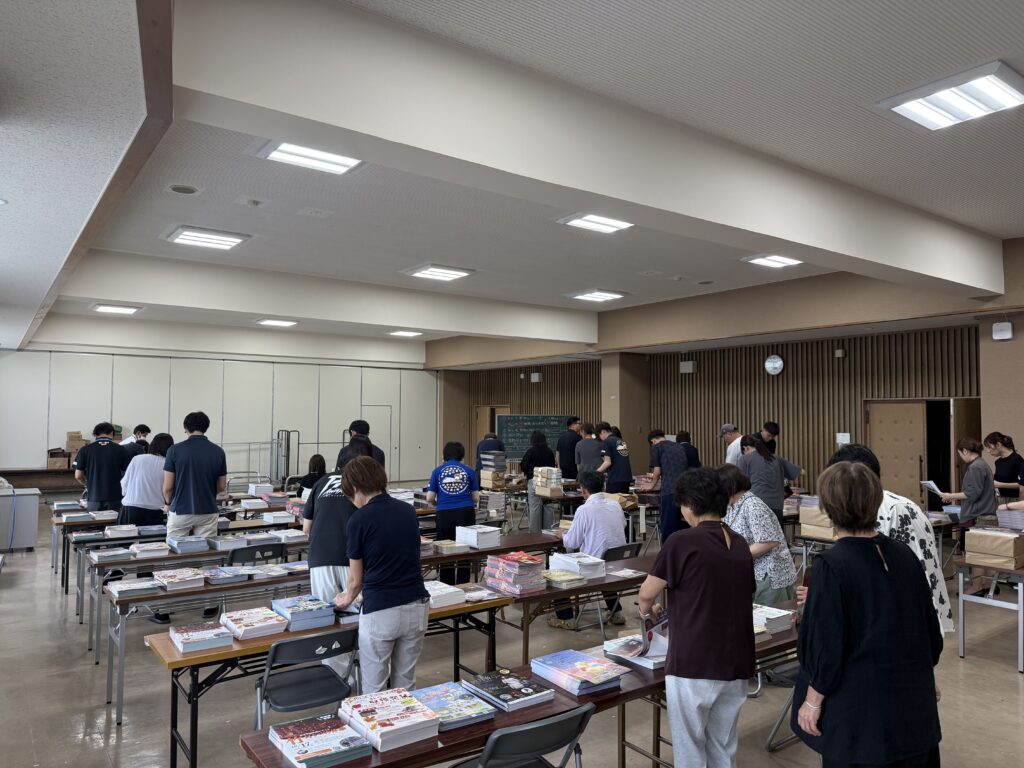 広報あわらやチラシを地域ごとに仕分けする折り込み作業会場の様子
