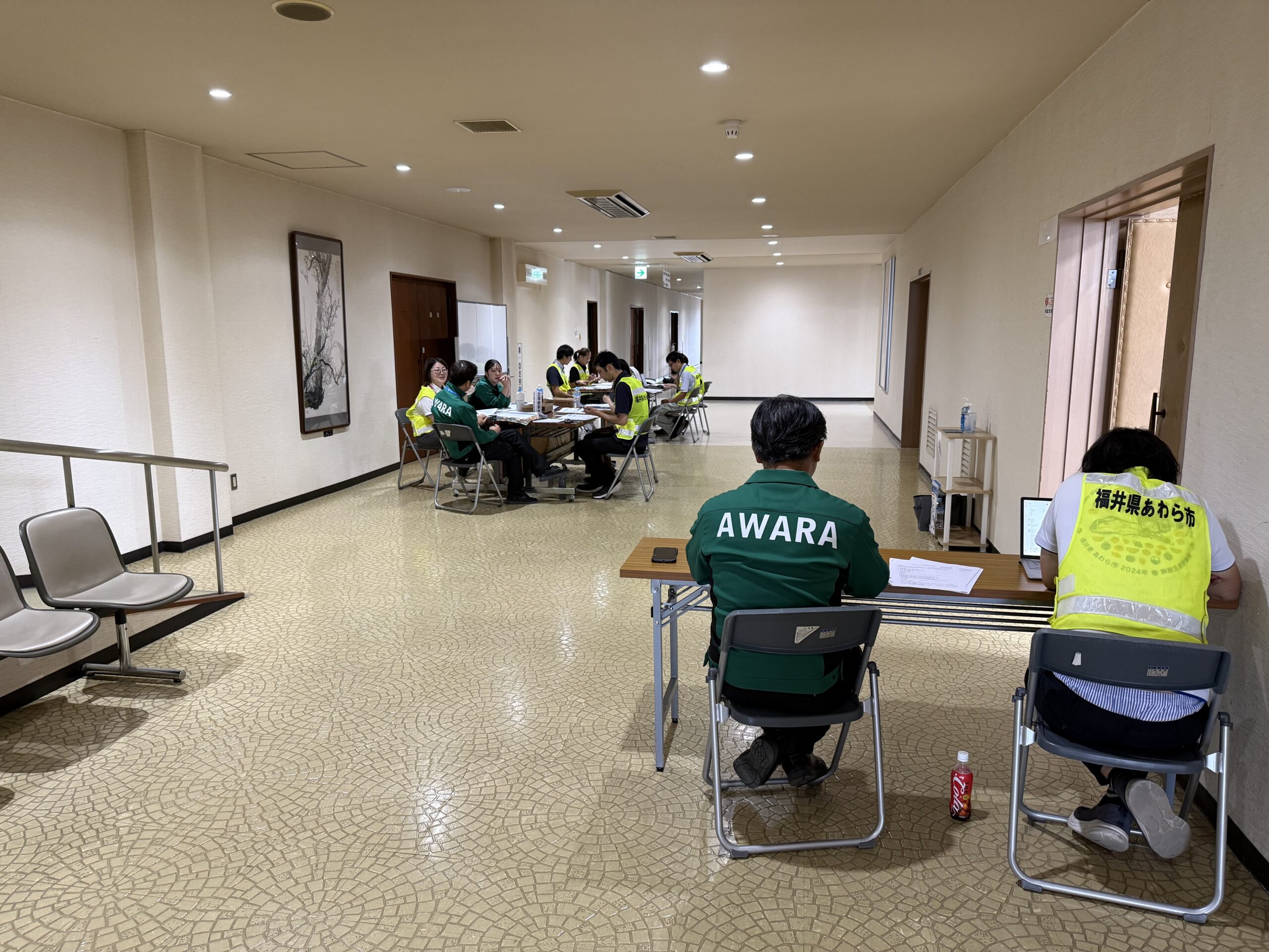 あわら市の災害図上訓練で、職員が班ごとに分かれて対応手順や情報共有を確認している様子
