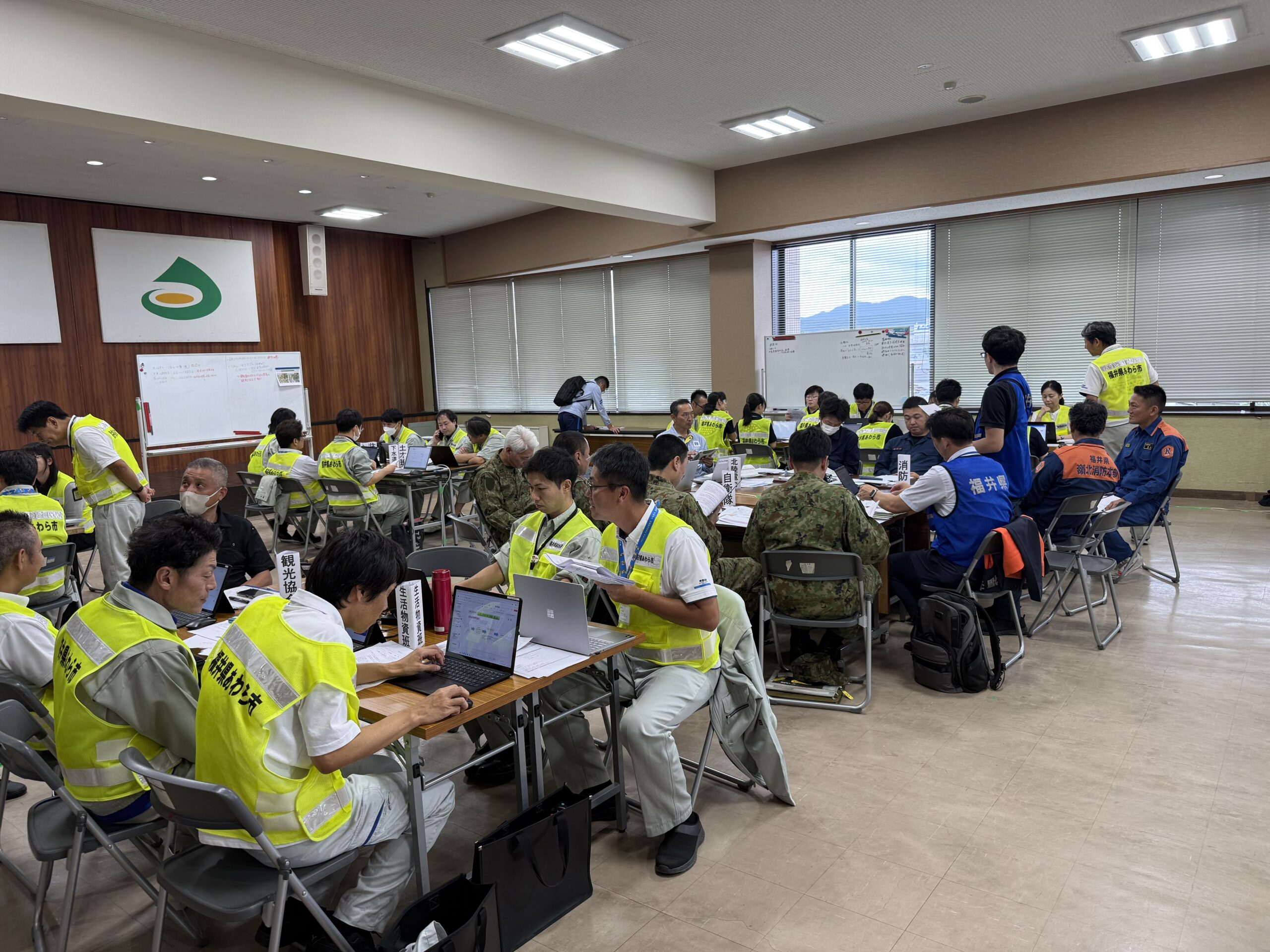 あわら市の災害図上訓練で、市職員や福井県、消防、自衛隊などの関係機関が連携して対応している様子