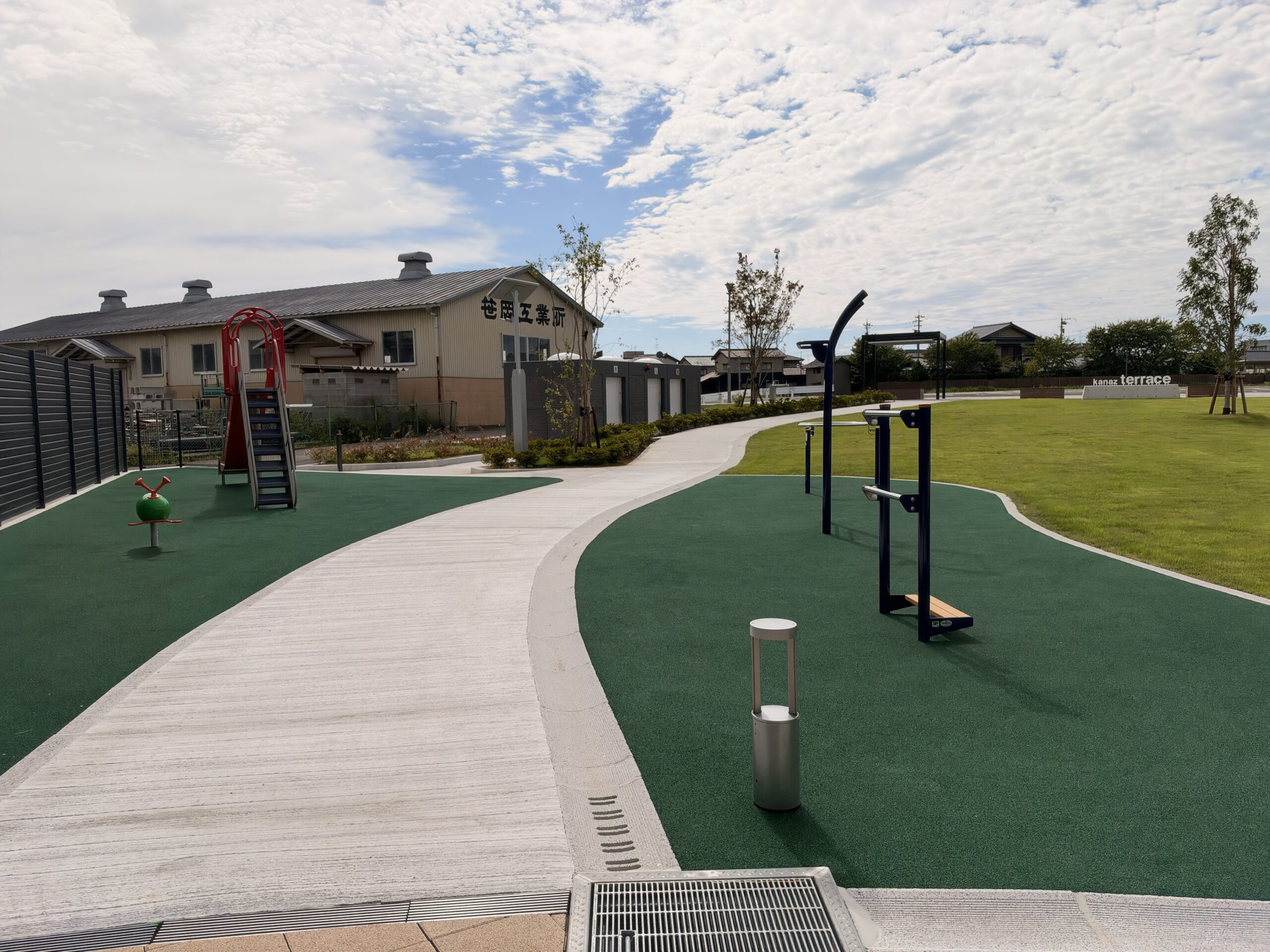リニューアルされた駅前児童公園の遊具、健康遊具、芝生広場と園路