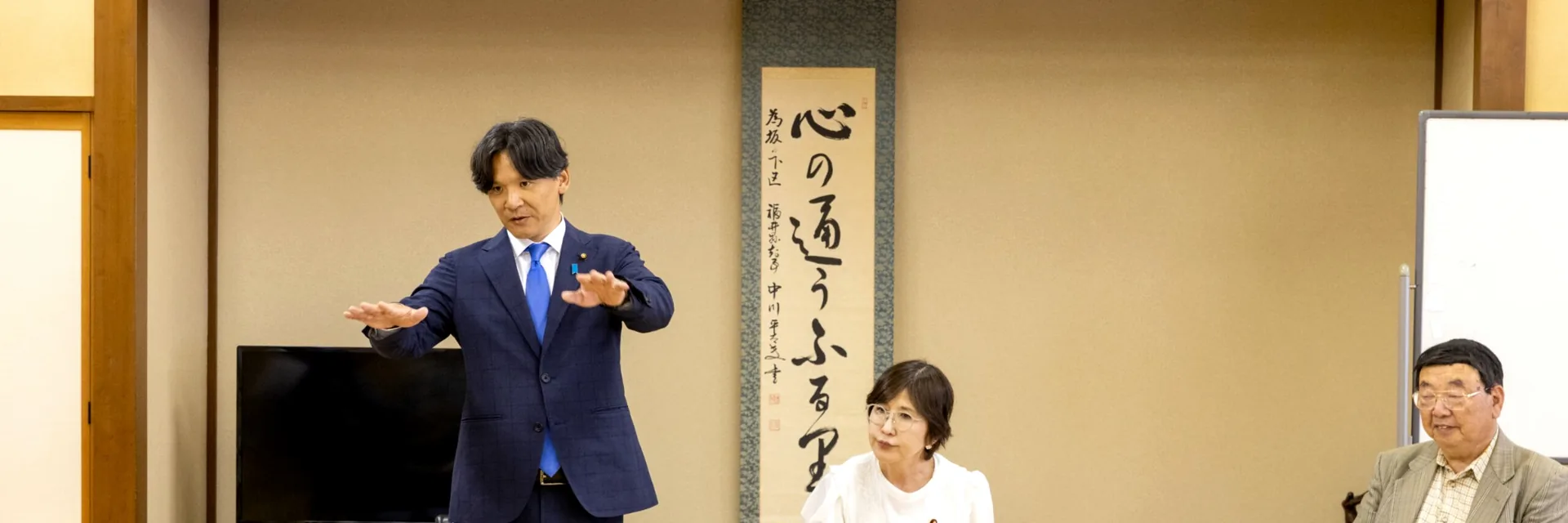 地域の集まりで参加者に向けて話す青柳あつし