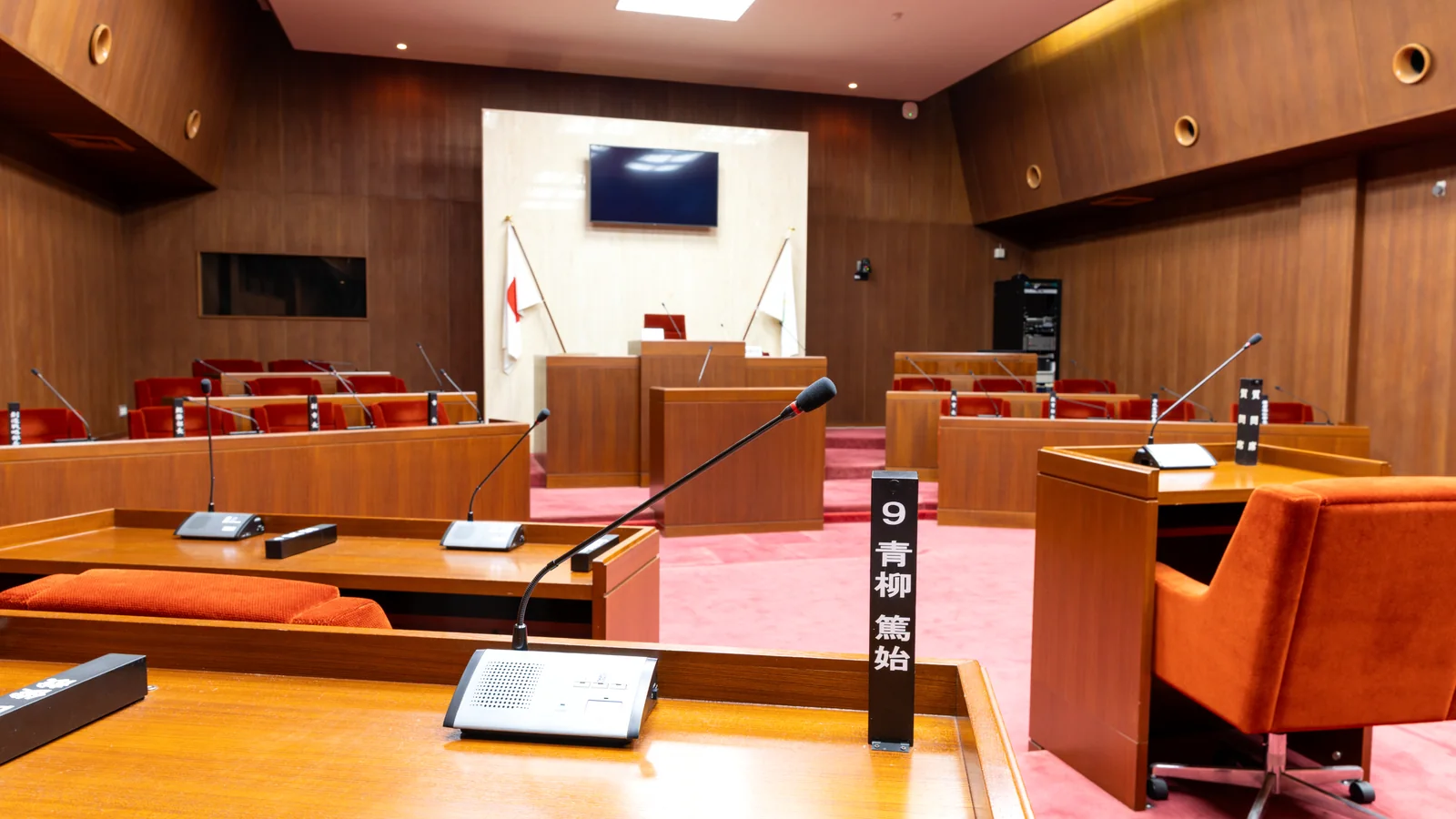 議場の議席とマイク、青柳篤始の席札