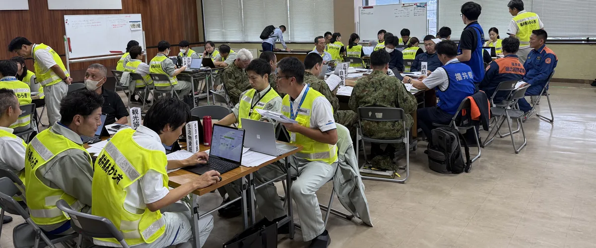 あわら市の災害対応図上訓練で、職員や関係機関が対応を協議している様子