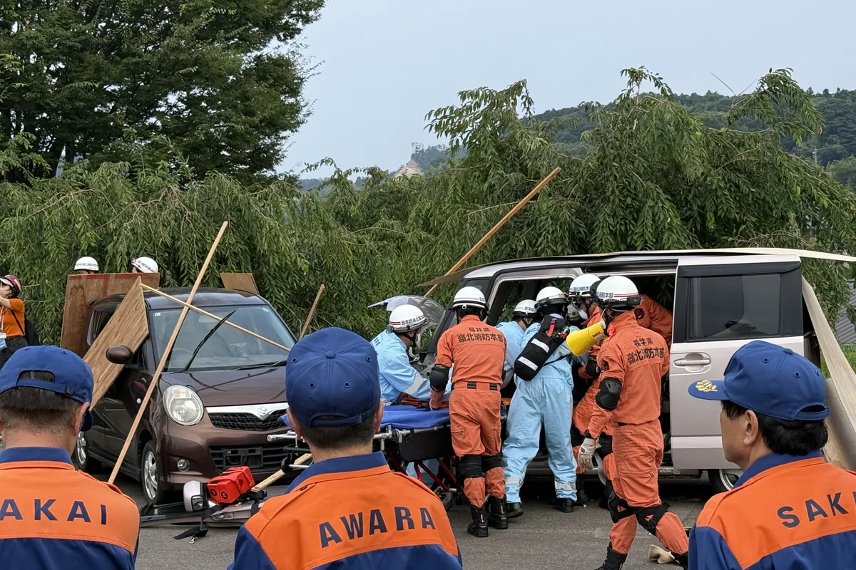消防・防災関係者が現場で訓練を行っている様子