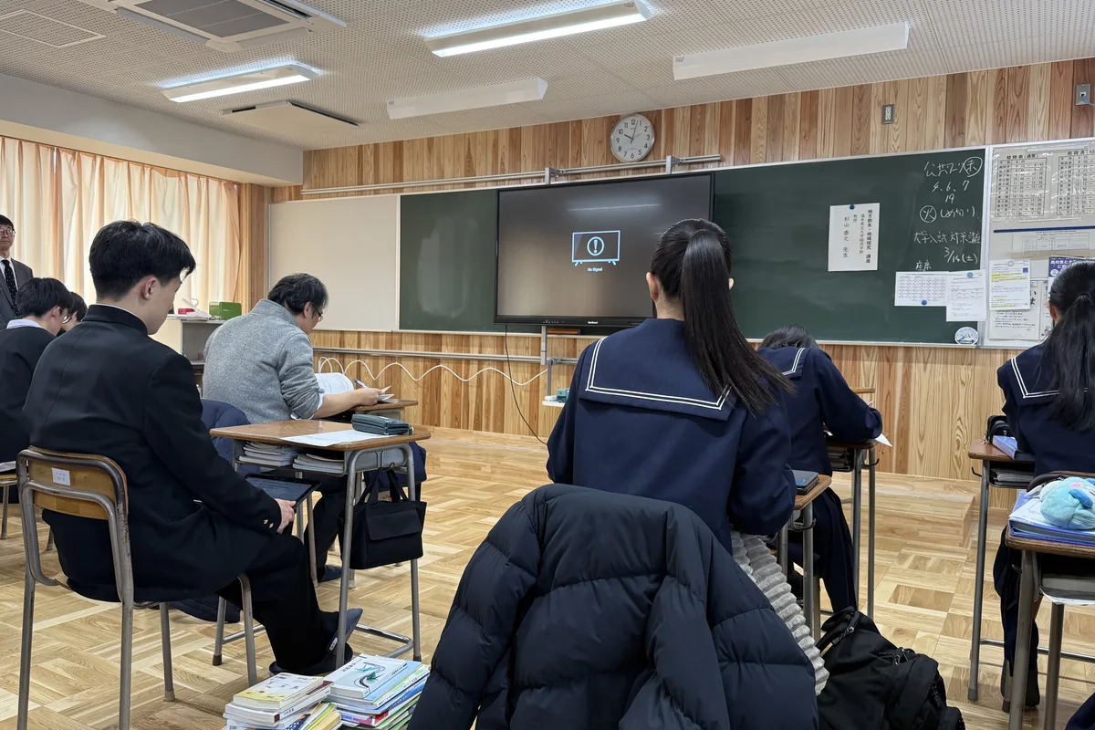 金津中学校の教室で、生徒たちが意見を交わし学んでいる様子