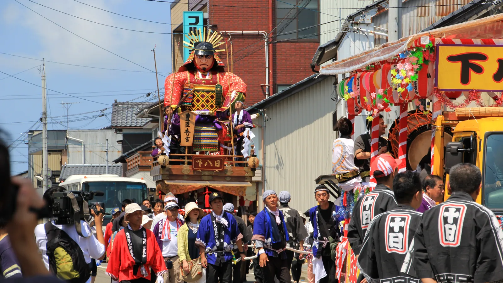 金津祭りの山車と地域の人たち