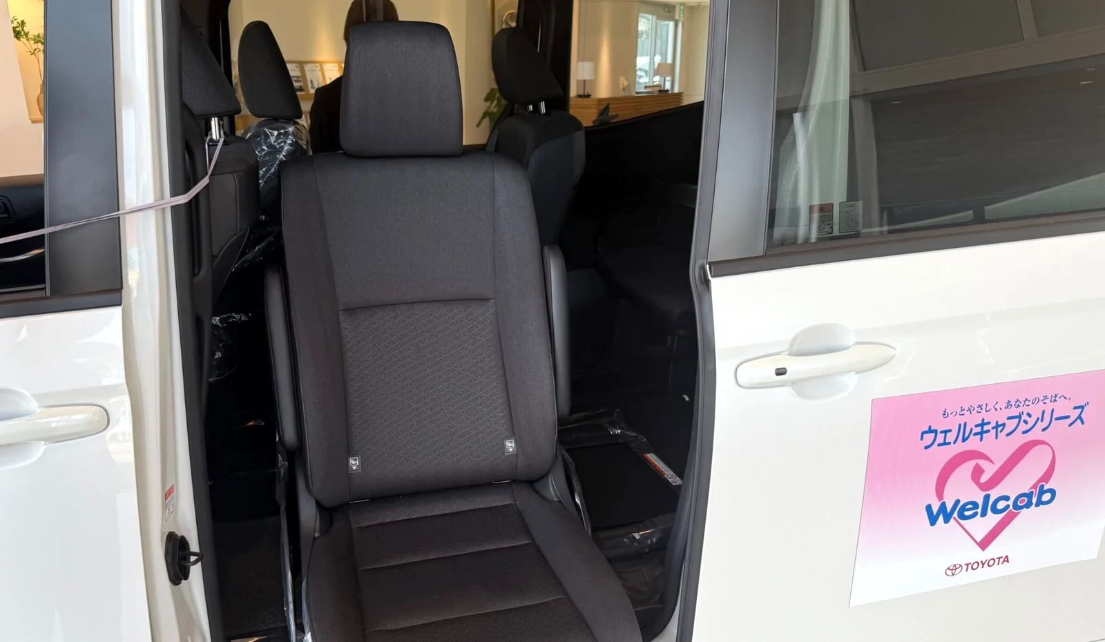 乗降を補助するシートが車外へ出る福祉車両の展示